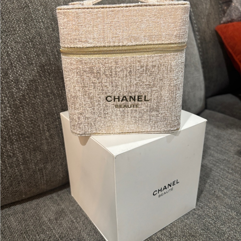 Chanel Beauté Textured Cream Cosmetic Bag with Gold Zipper